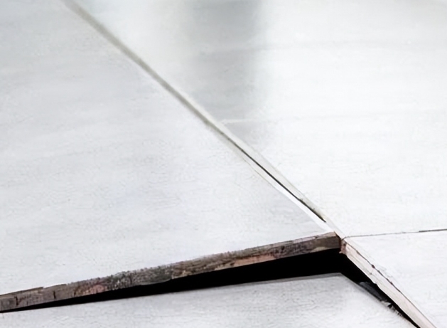 天门瓷砖空鼓维修公司专业分享瓷砖空鼓是由多种因素共同作用导致的，主要包括以下几个方面